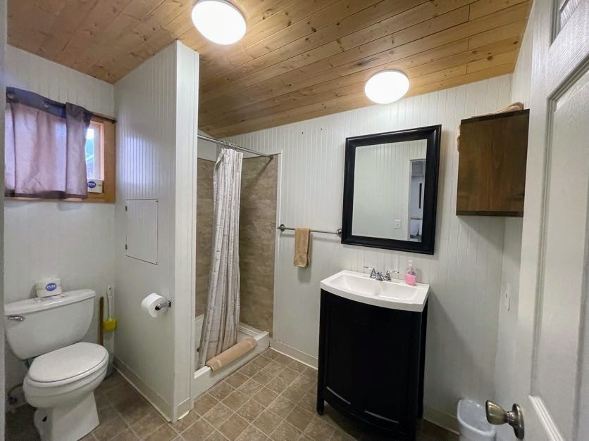 PL Cabin 21 bathroom