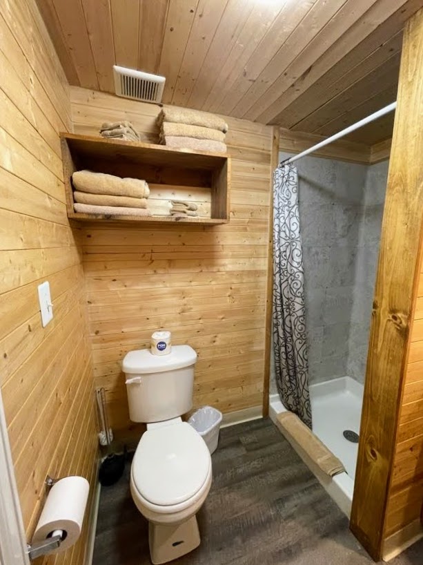 PL cabin 28 bathroom 1