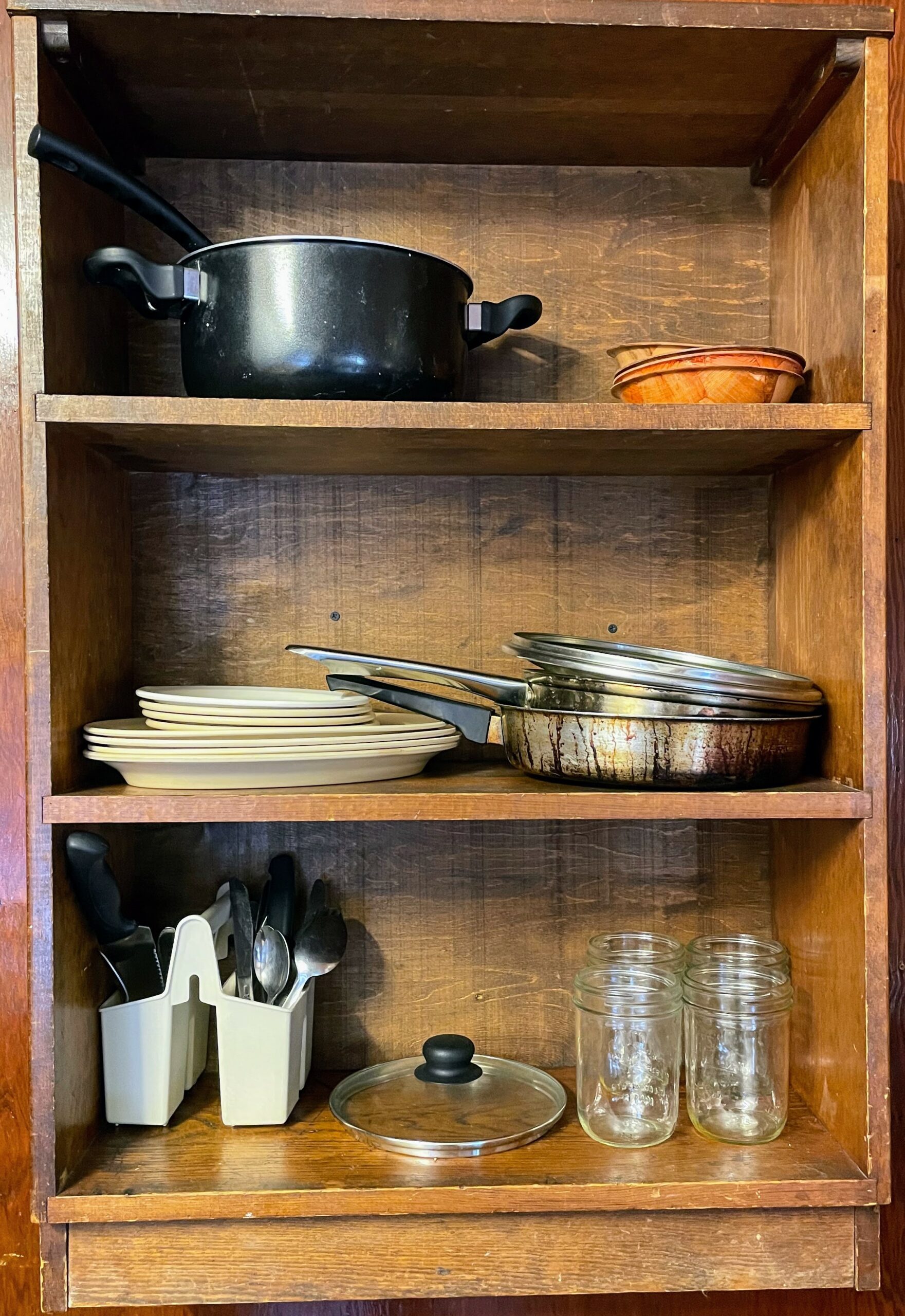Lodge C2 kitchen utensils