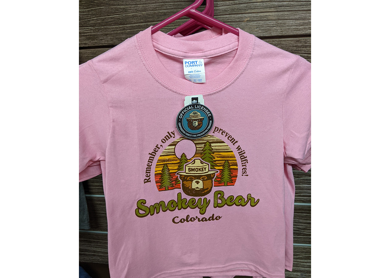 san-isabel-lake-cabins-smokey-bear-shirt-pink